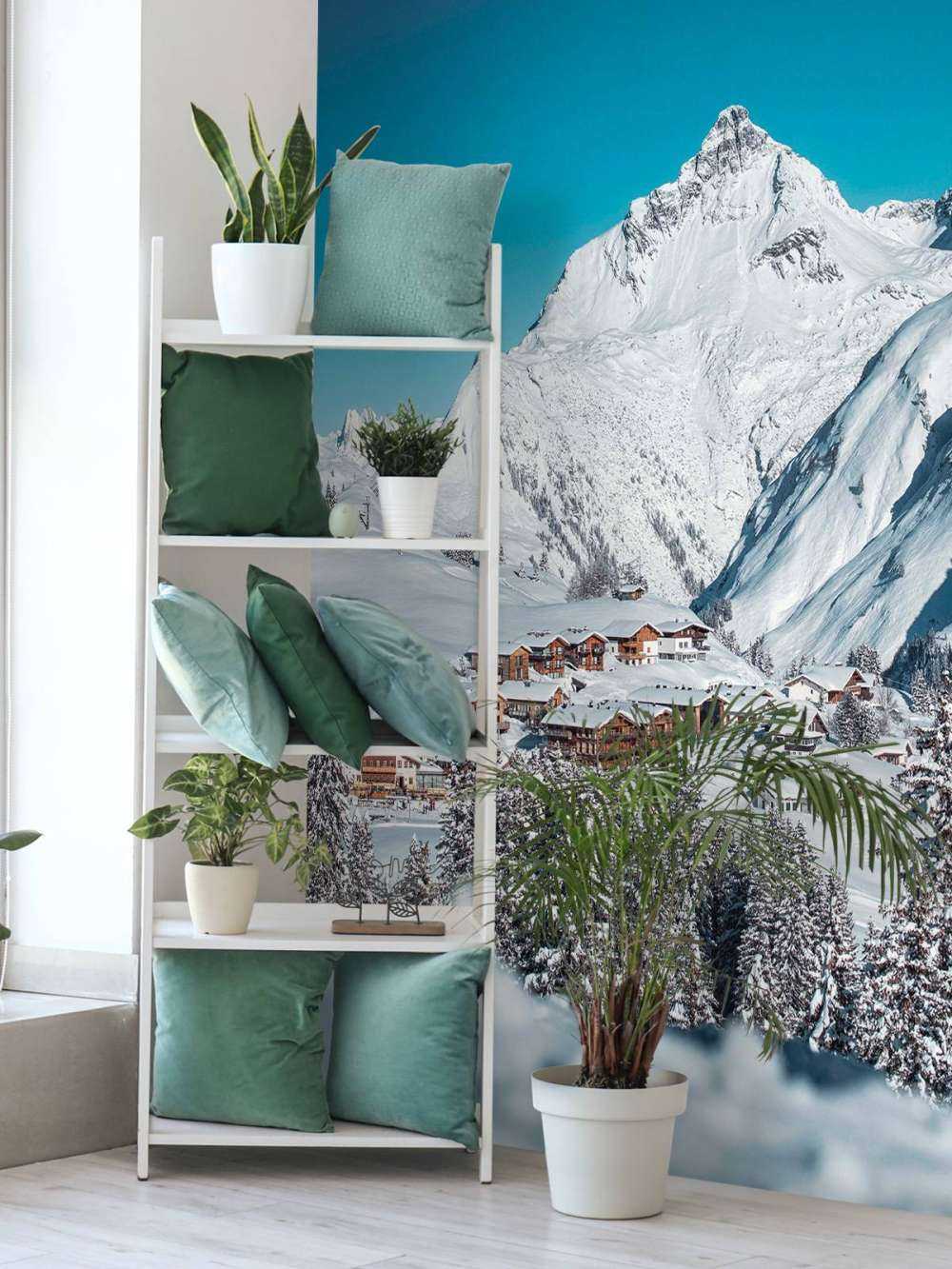 Refuges de montagne sous des sommets enneigés