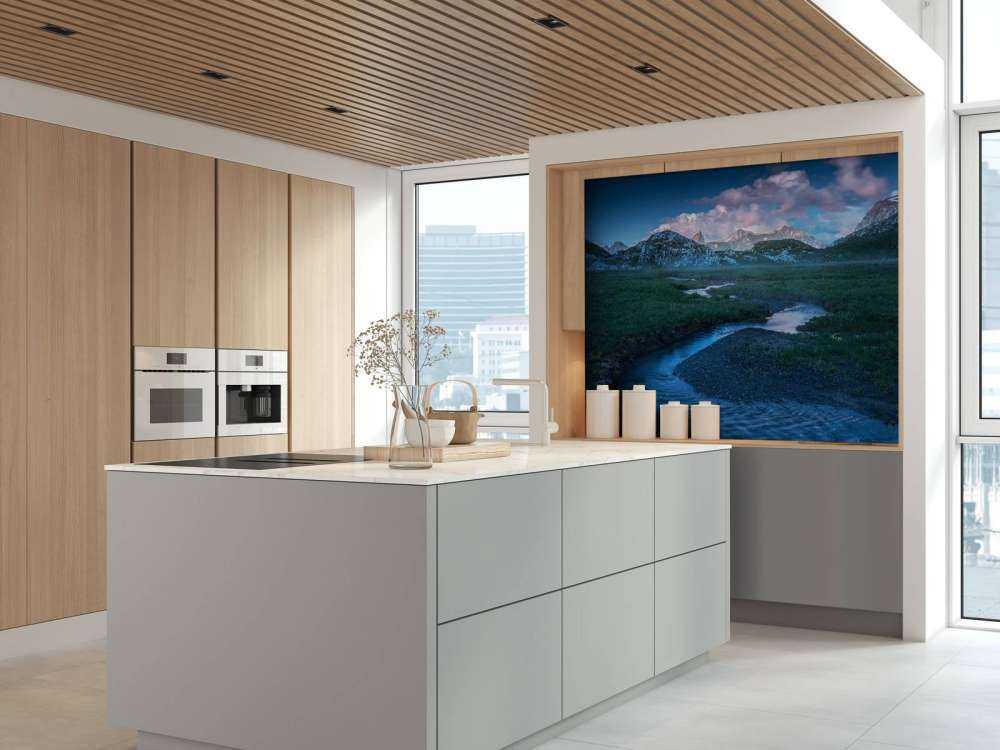 Lumière du soir sur la vallée de montagne avec ruisseau