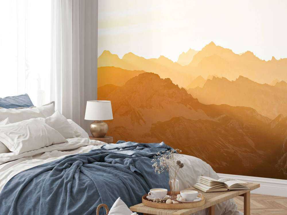 Montagnes d'or au lever du soleil.