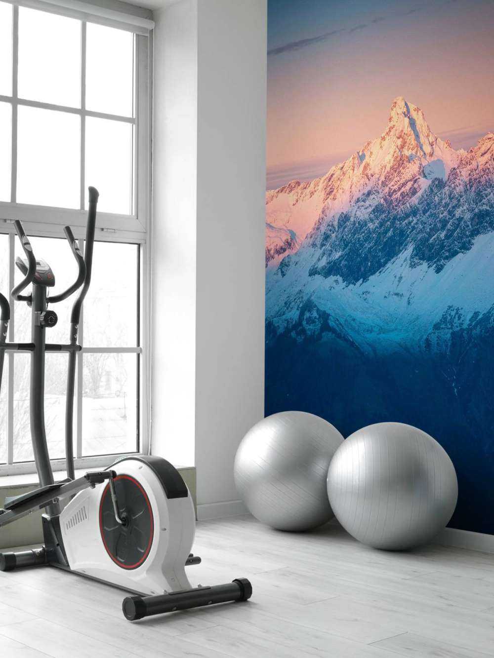 Lumière du soir sur les sommets enneigés de montagne