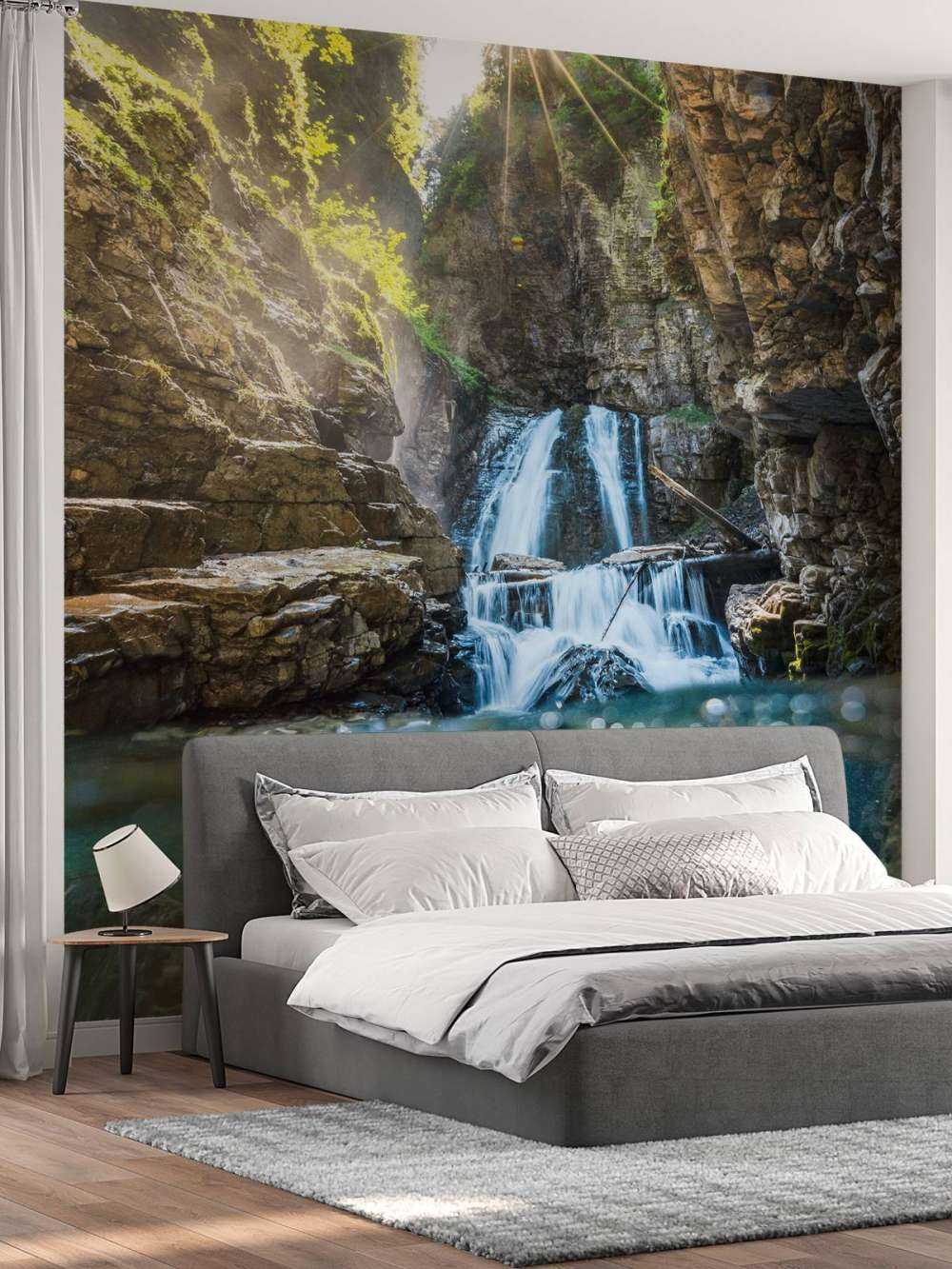 Lumière du soleil sur la cascade de montagne