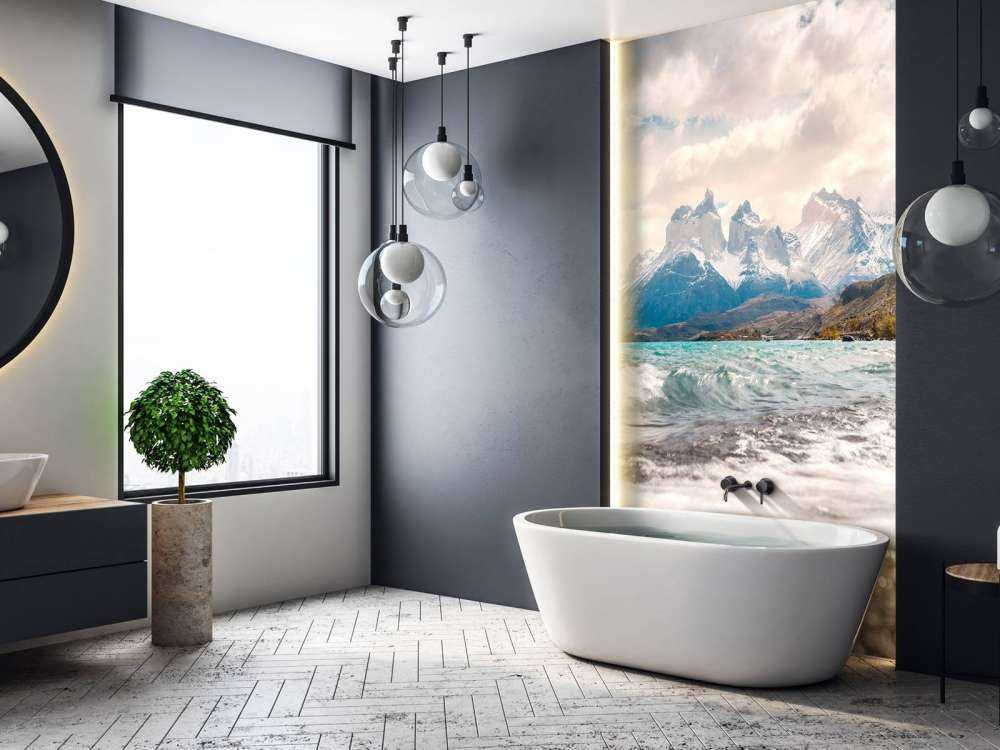 Lac de montagne turquoise avec une côte ondulante