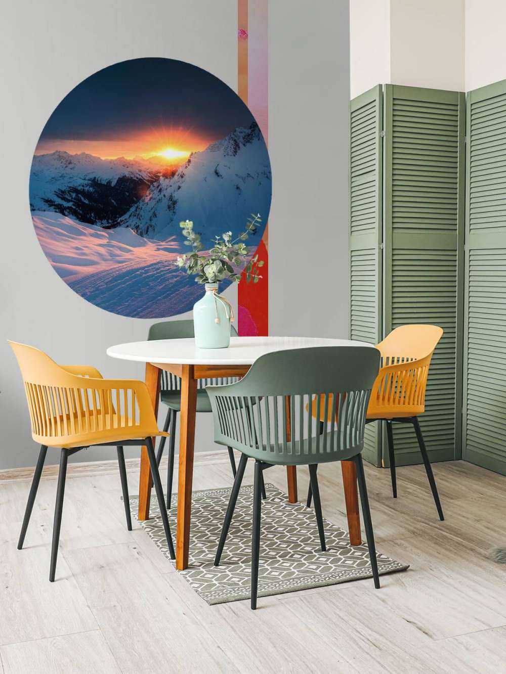 Coucher de soleil sur les sommets enneigés des Alpes.