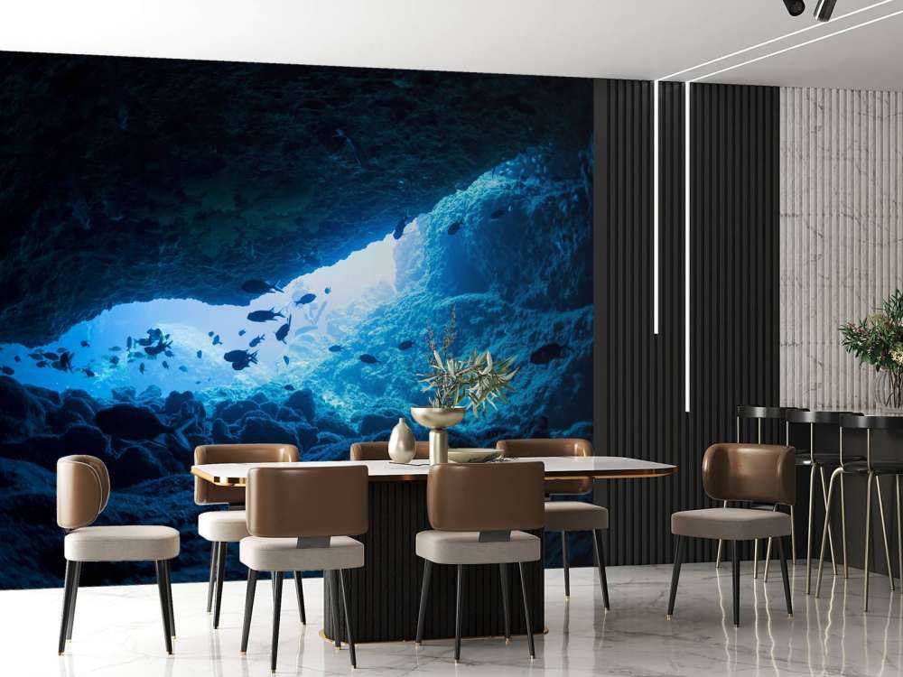 Grotte étroite avec des poissons