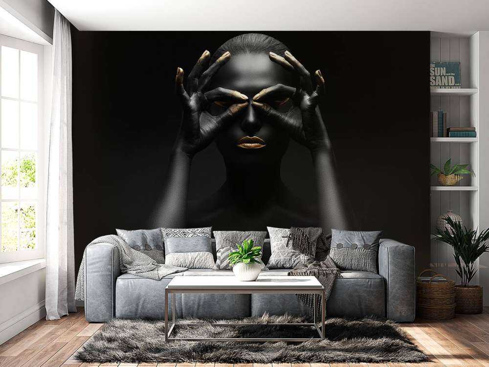 Femme peinte en noir