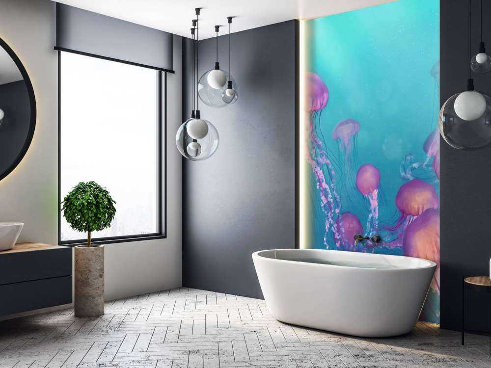 Méduse rose dans la mer bleue