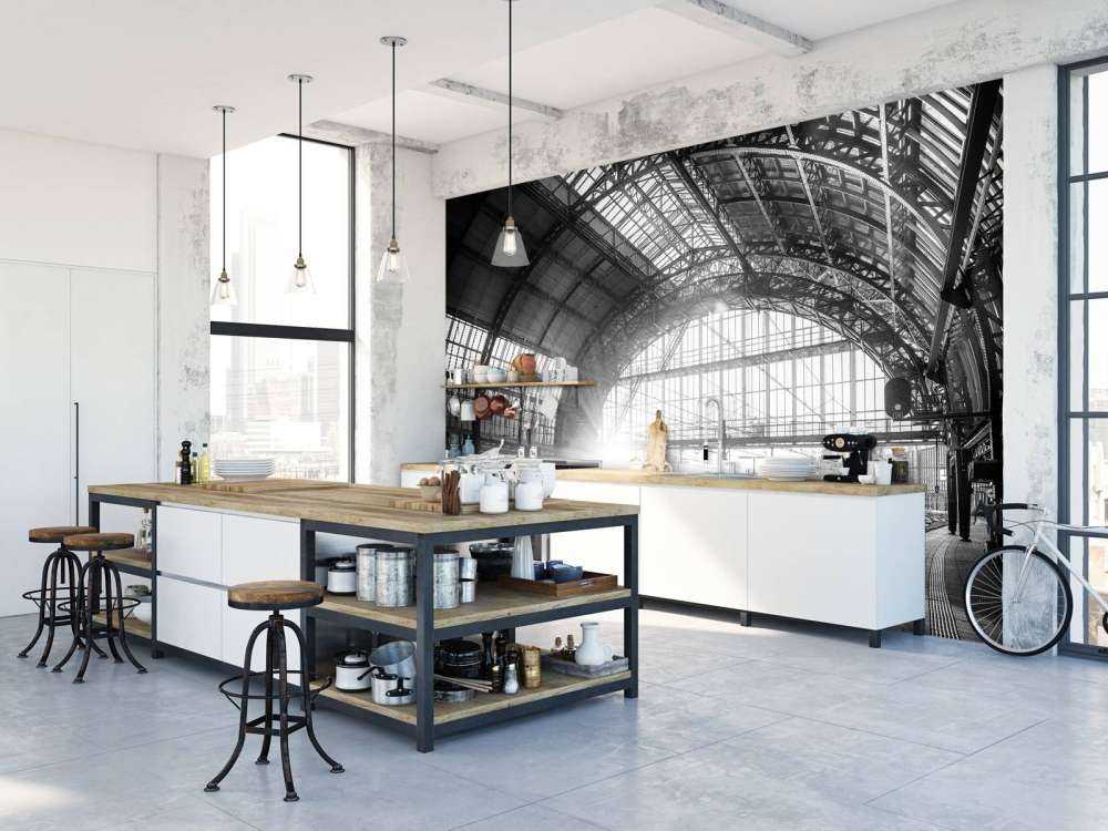 Lever de soleil sur une station en noir et blanc