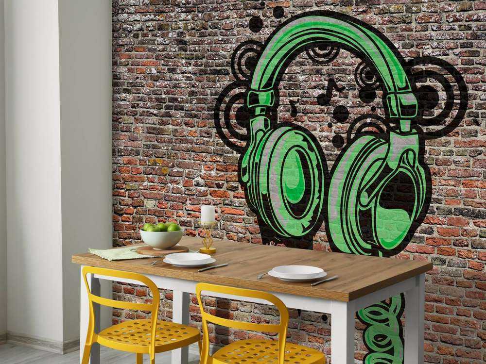 Graffitis sur un vieux mur de briques