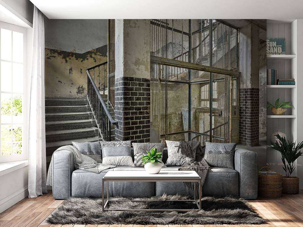 Ancienne cage d'ascenseur avec escaliers