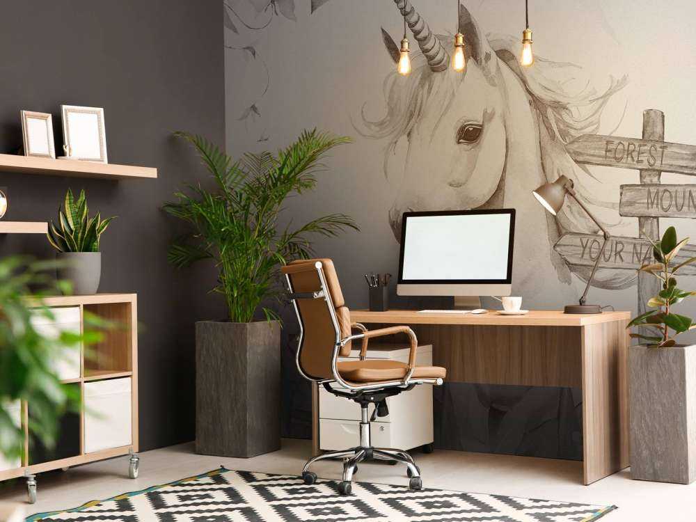 Bébé licorne avec des plantes beige