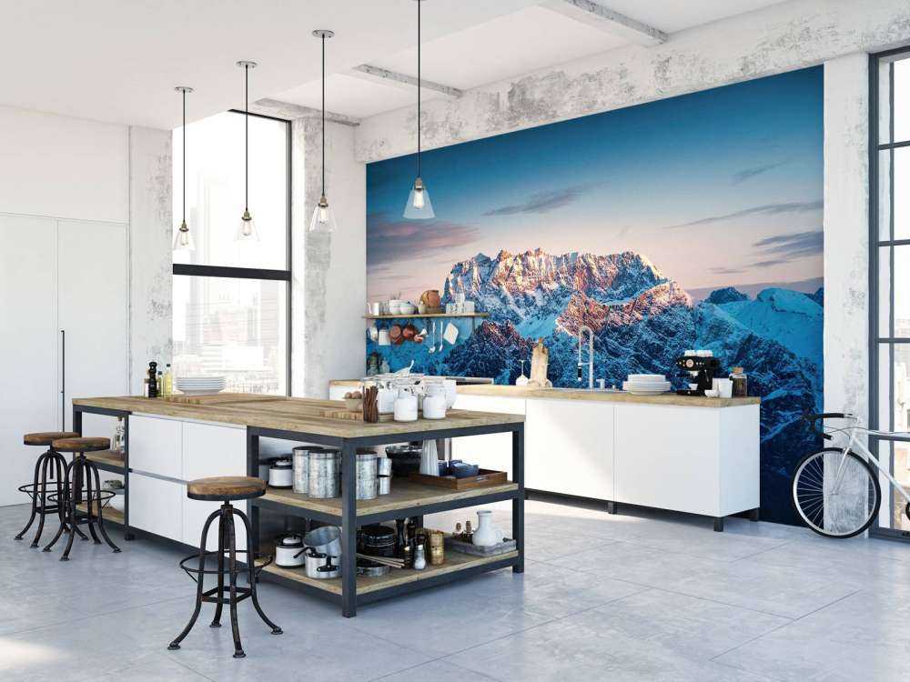 Lueur du soir sur les sommets enneigés