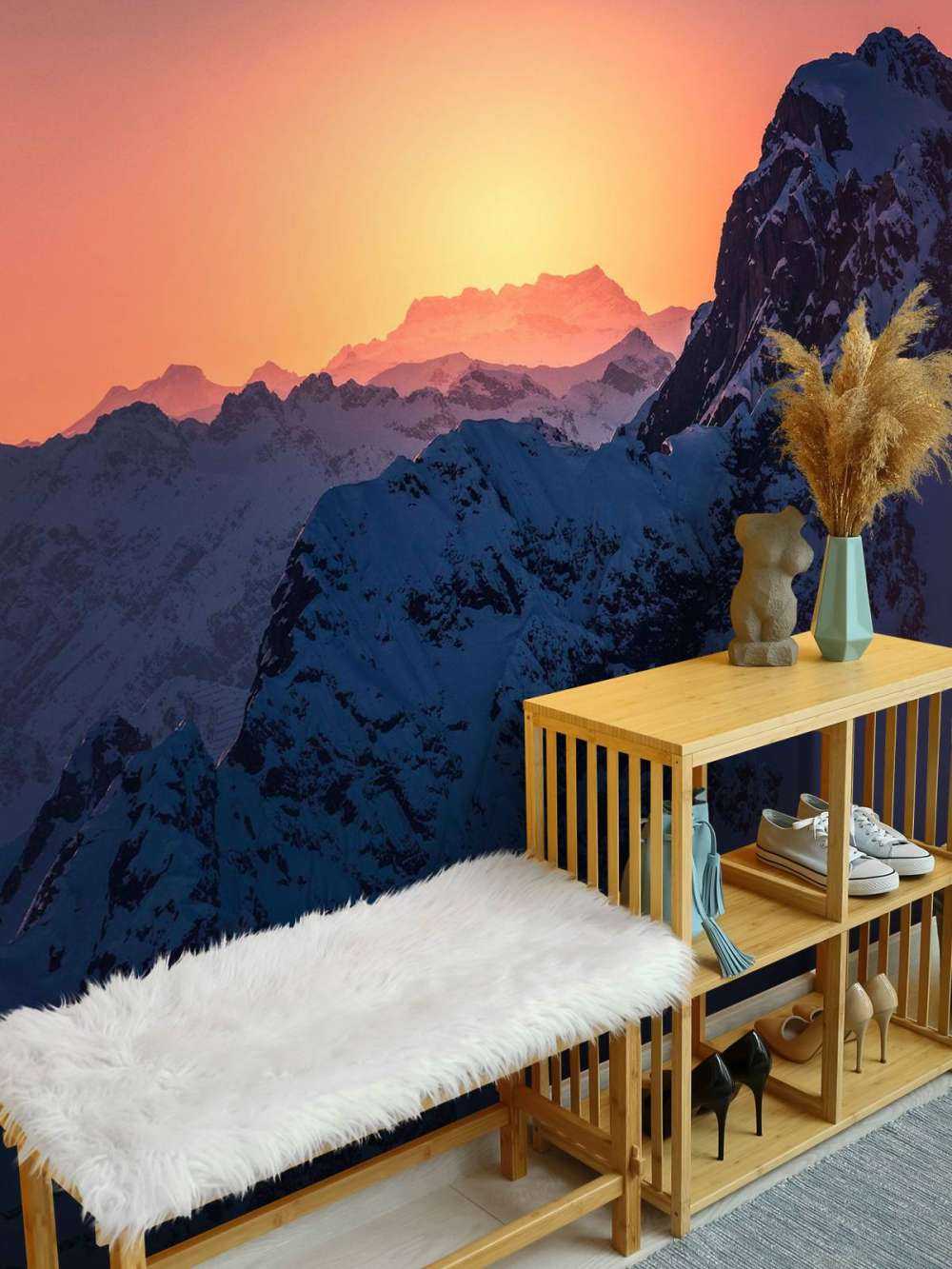 Sommet enneigé au lever du soleil ardent