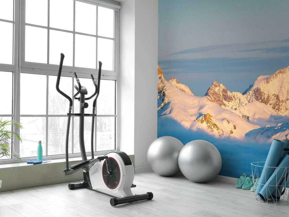 Éclat doré sur les sommets des montagnes