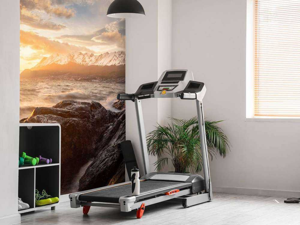 Coucher de soleil doré sur la côte montagneuse