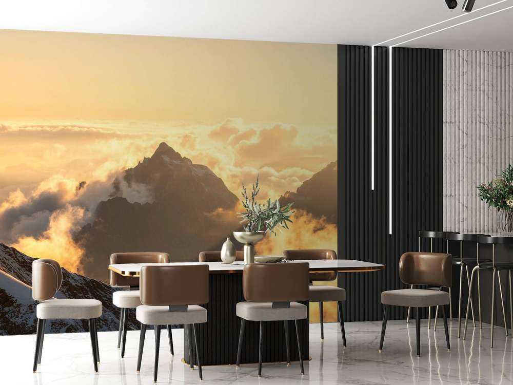 Lever de soleil au-dessus des nuages de montagne