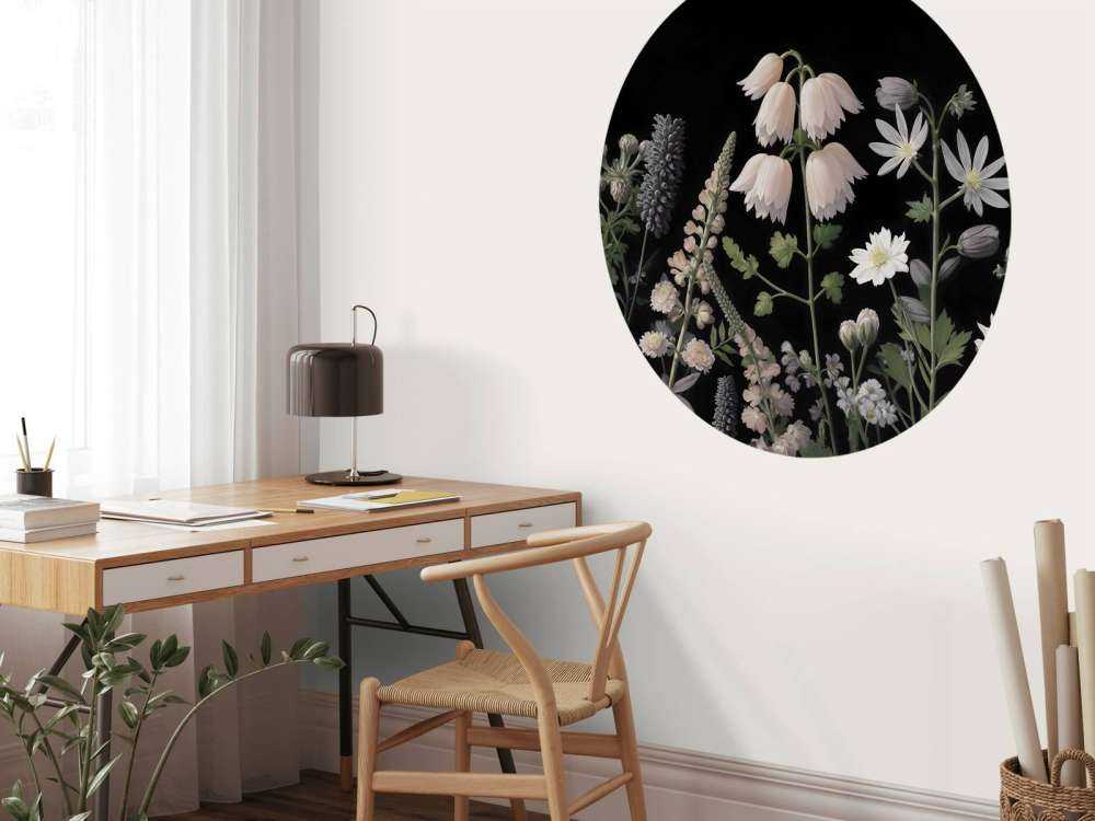 Fleurs des champs sombres avec floraison pastel