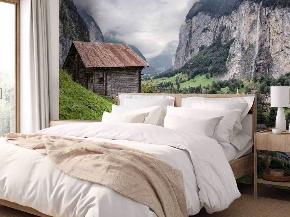 Vallée de montagne avec une cabane de montagne en bois