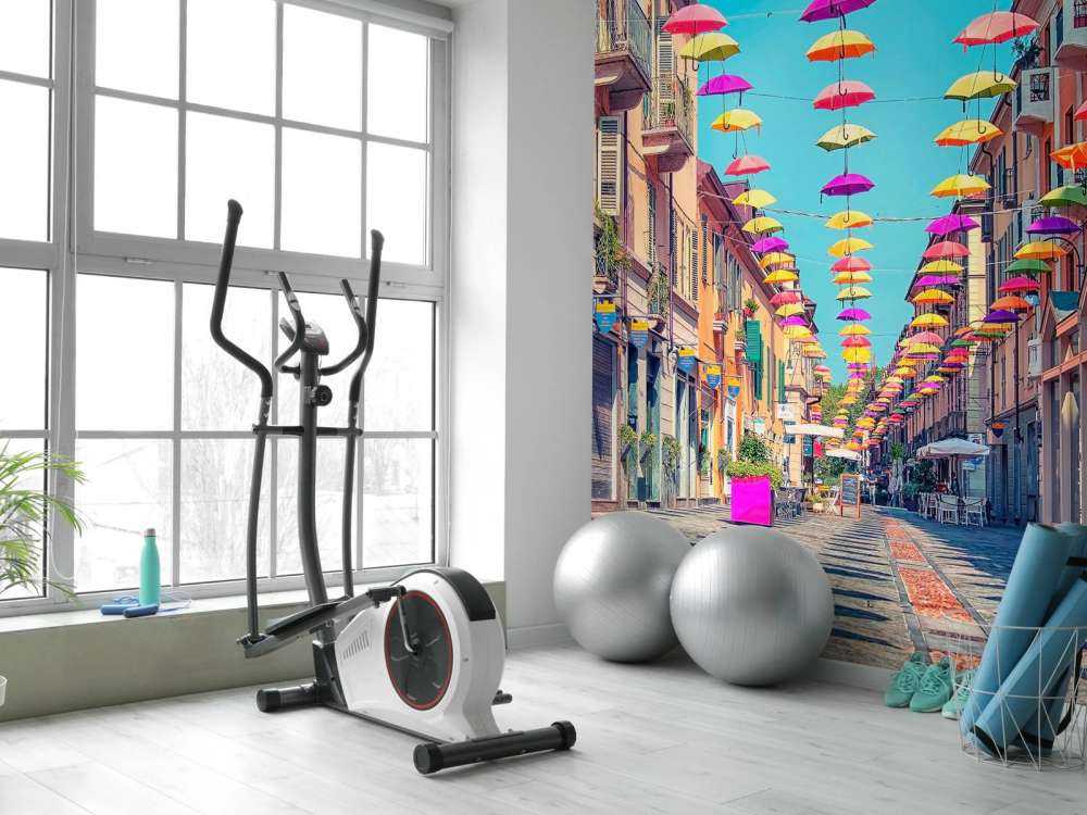 Des parasols joyeux au-dessus d'une rue ensoleillée.