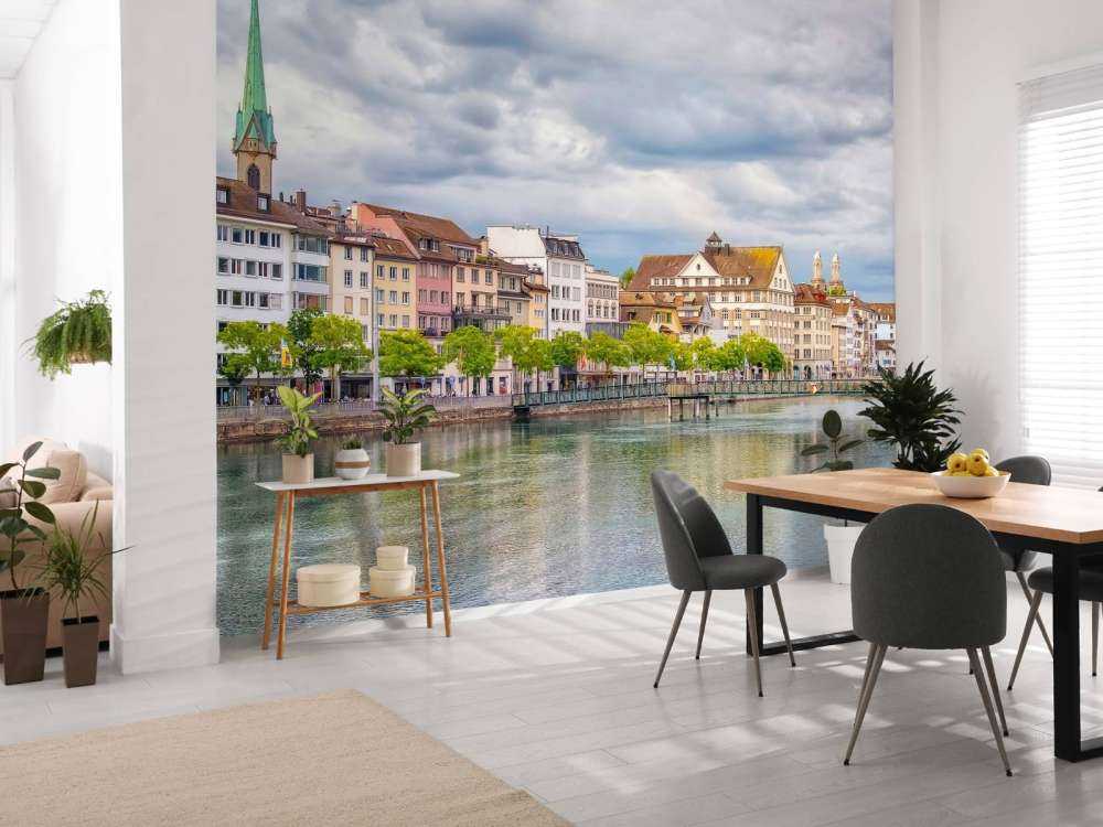 Des façades colorées le long de la rivière urbaine.