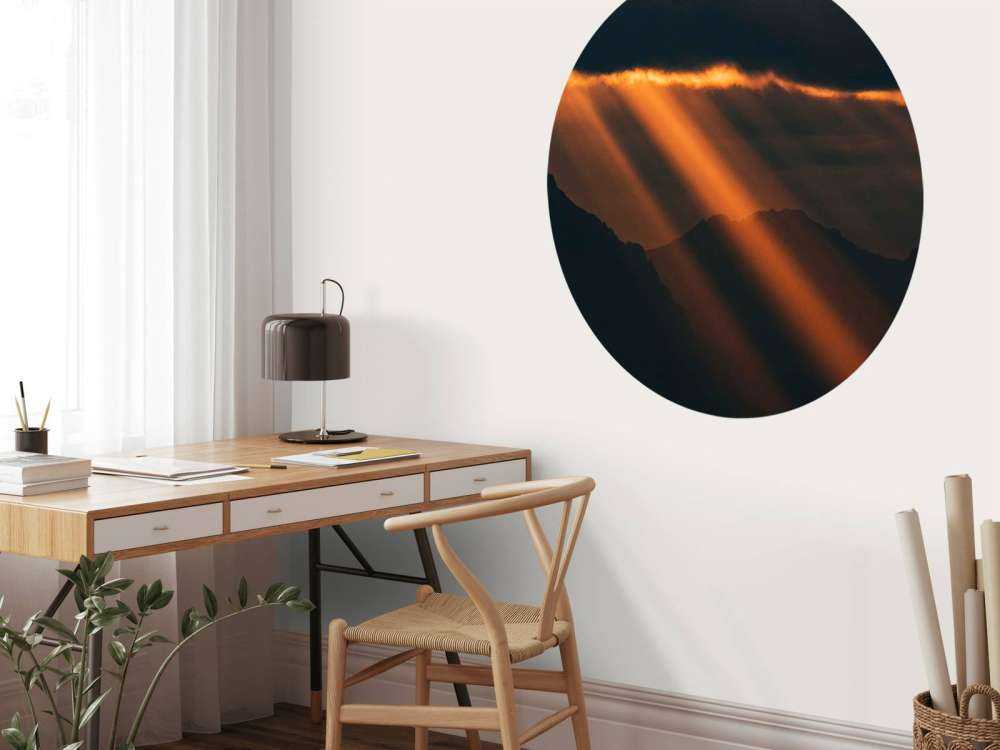 Rayons de soleil dorés sur le profil des montagnes