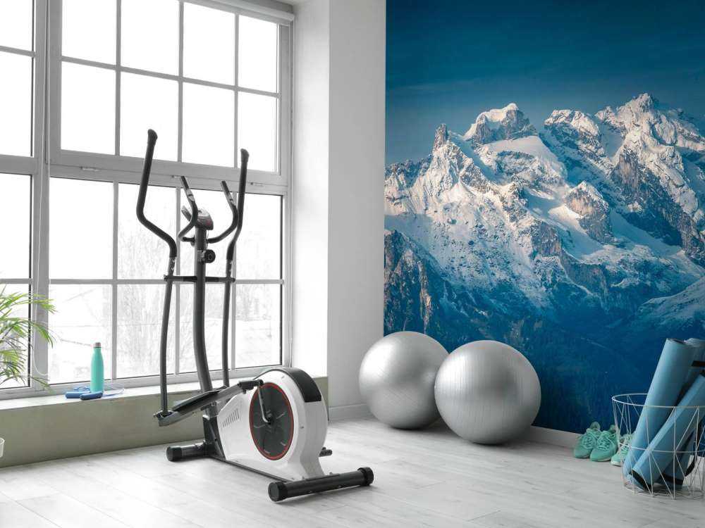 Lumière de cristal sur des sommets enneigés