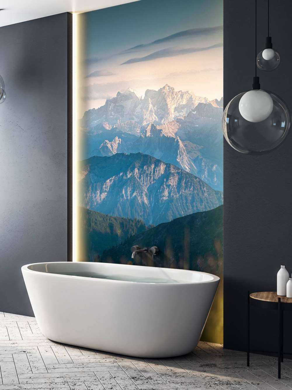 La stratification bleue dans les montagnes.