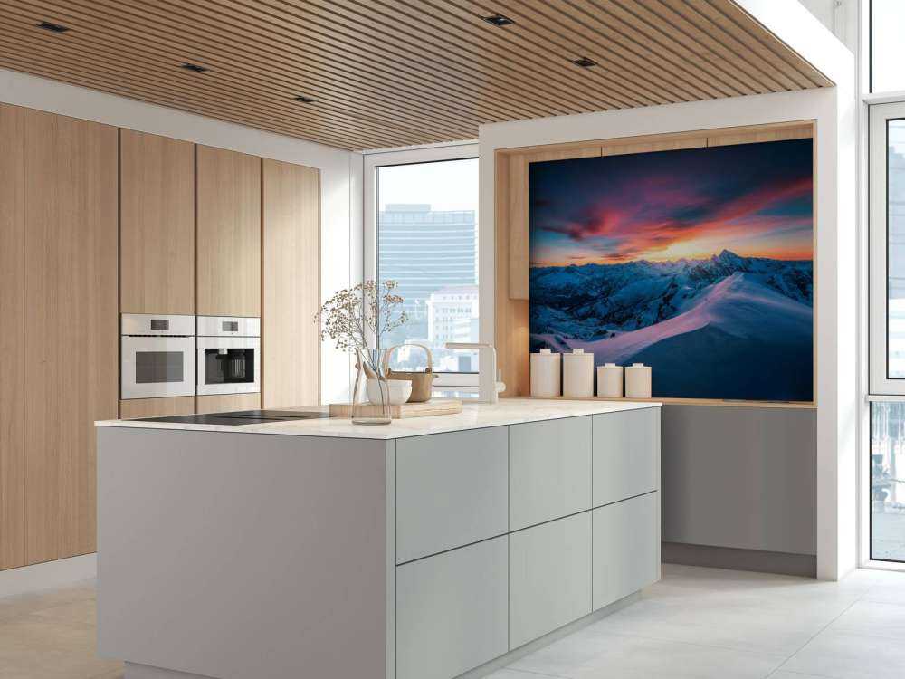 Sommet enneigé à l'aube ardente