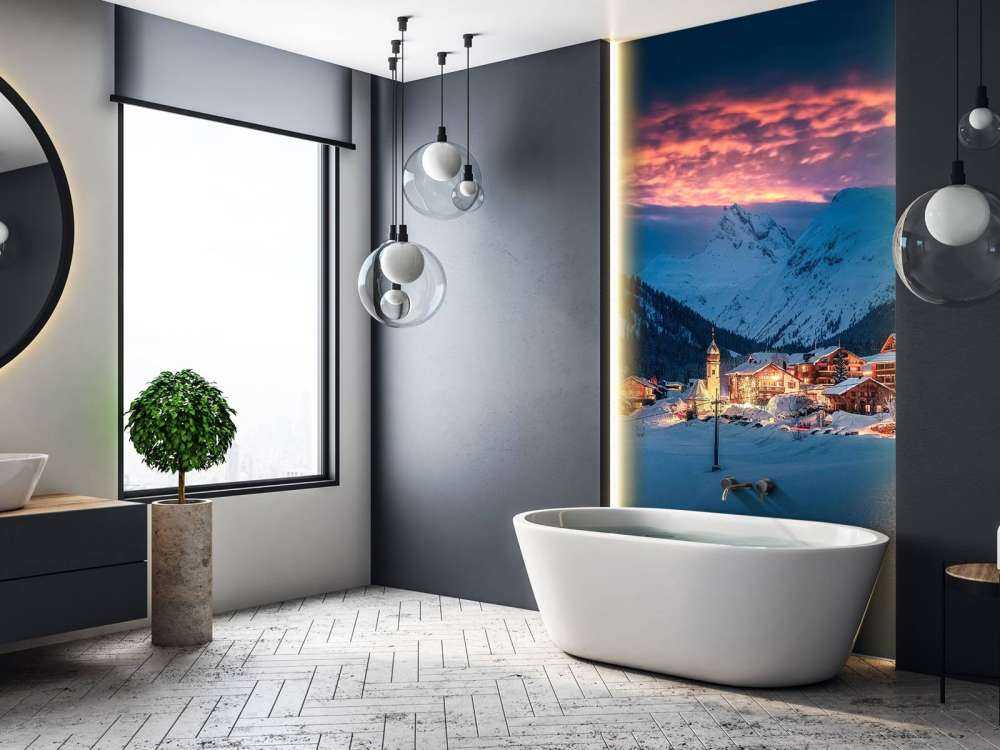 Lumière du soir sur un village de montagne enneigé