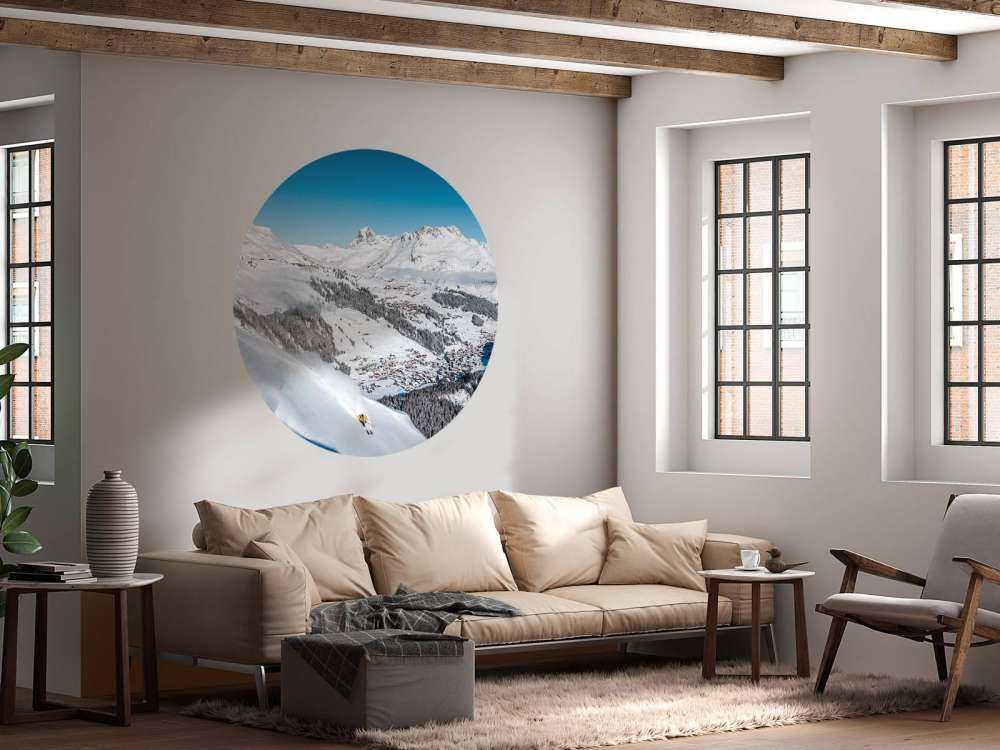 Descente au-dessus du village alpin dans la neige.