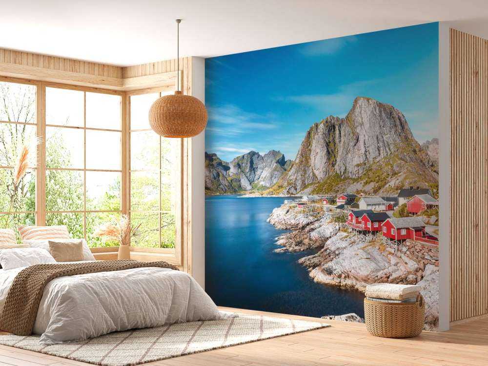 Maisons de pêcheurs rouges au fjord norvégien.