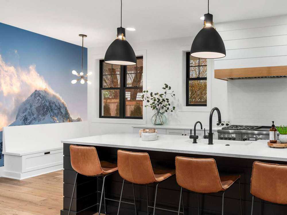 Sommet de montagne dans l'éclat du matin enflammé.