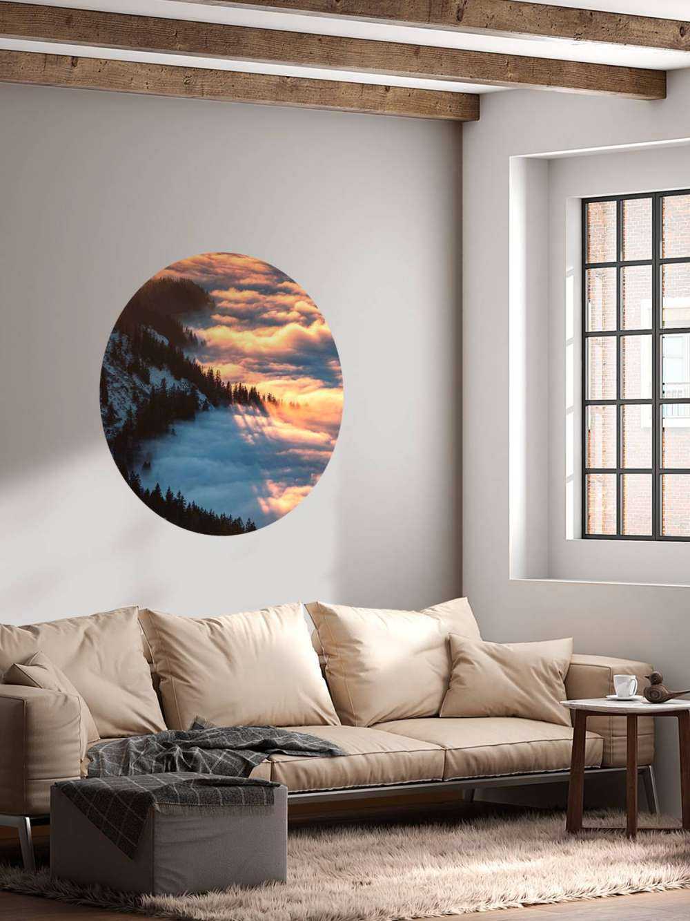 Lueur du matin sur une forêt de montagne brumeuse