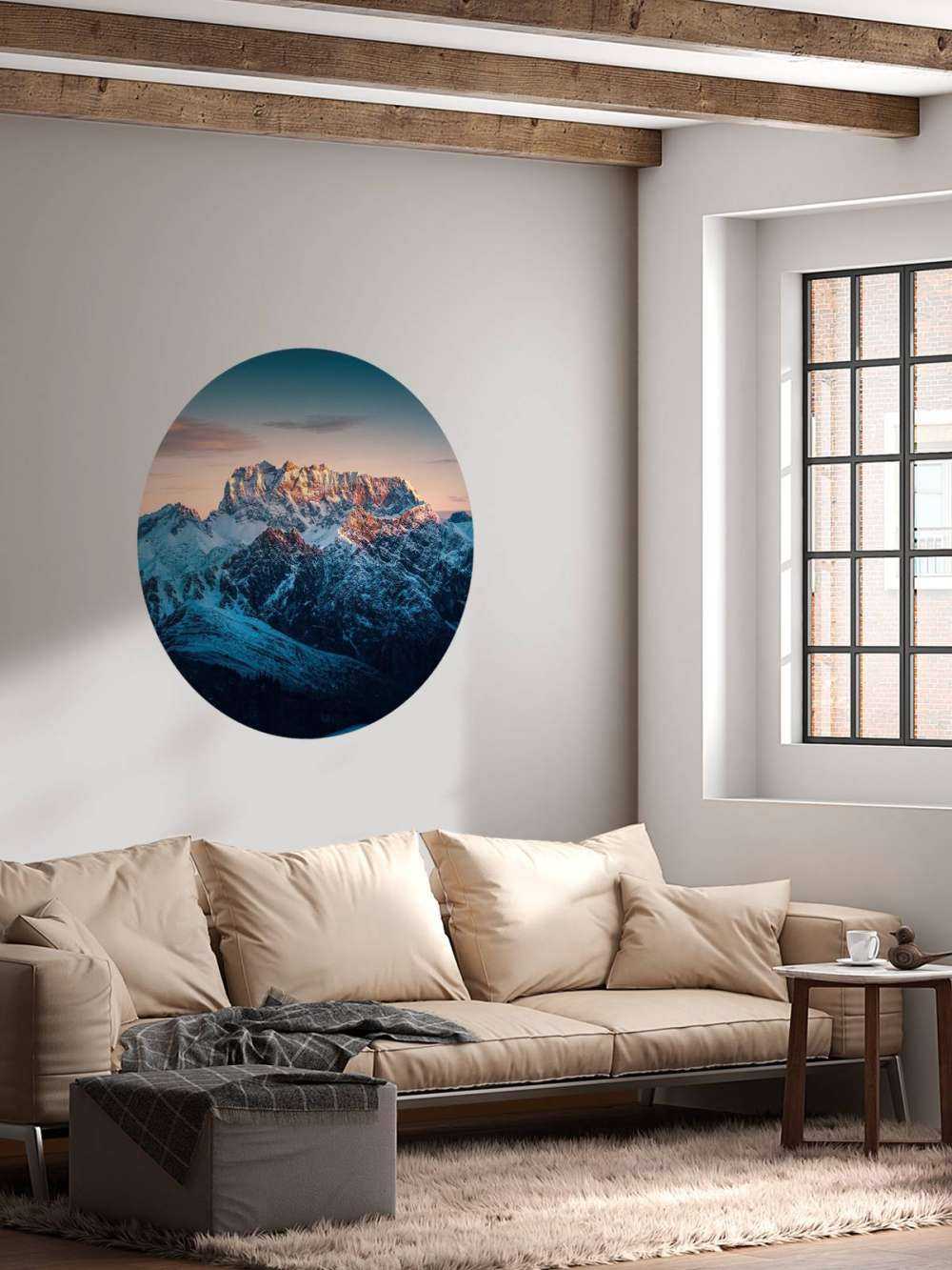 Lumière du soir sur les sommets enneigés de montagne