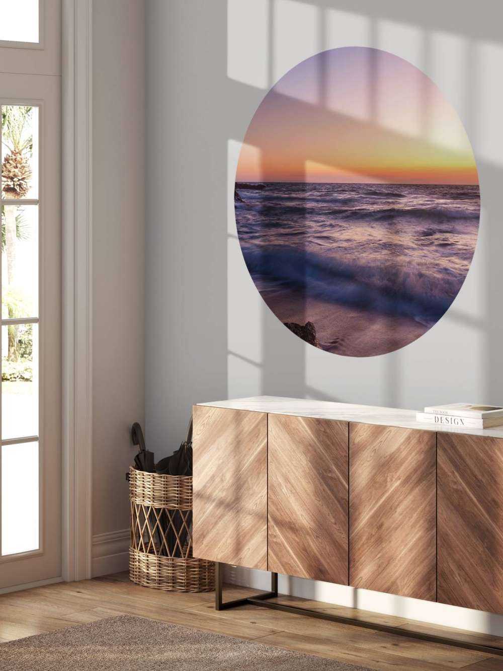 Lumière de lune sur des vagues violettes au coucher du soleil.