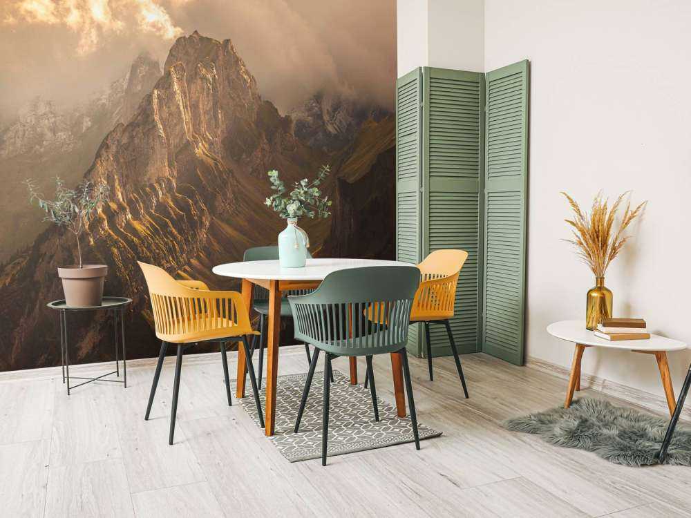 Lumière dorée sur une crête montagneuse capricieuse