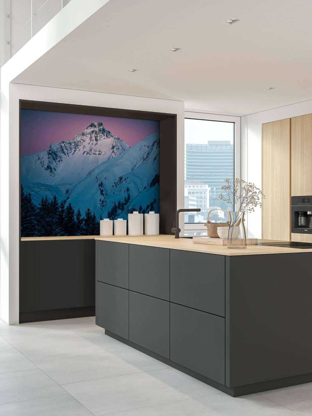 Sommet enneigé sous une nuit étoilée