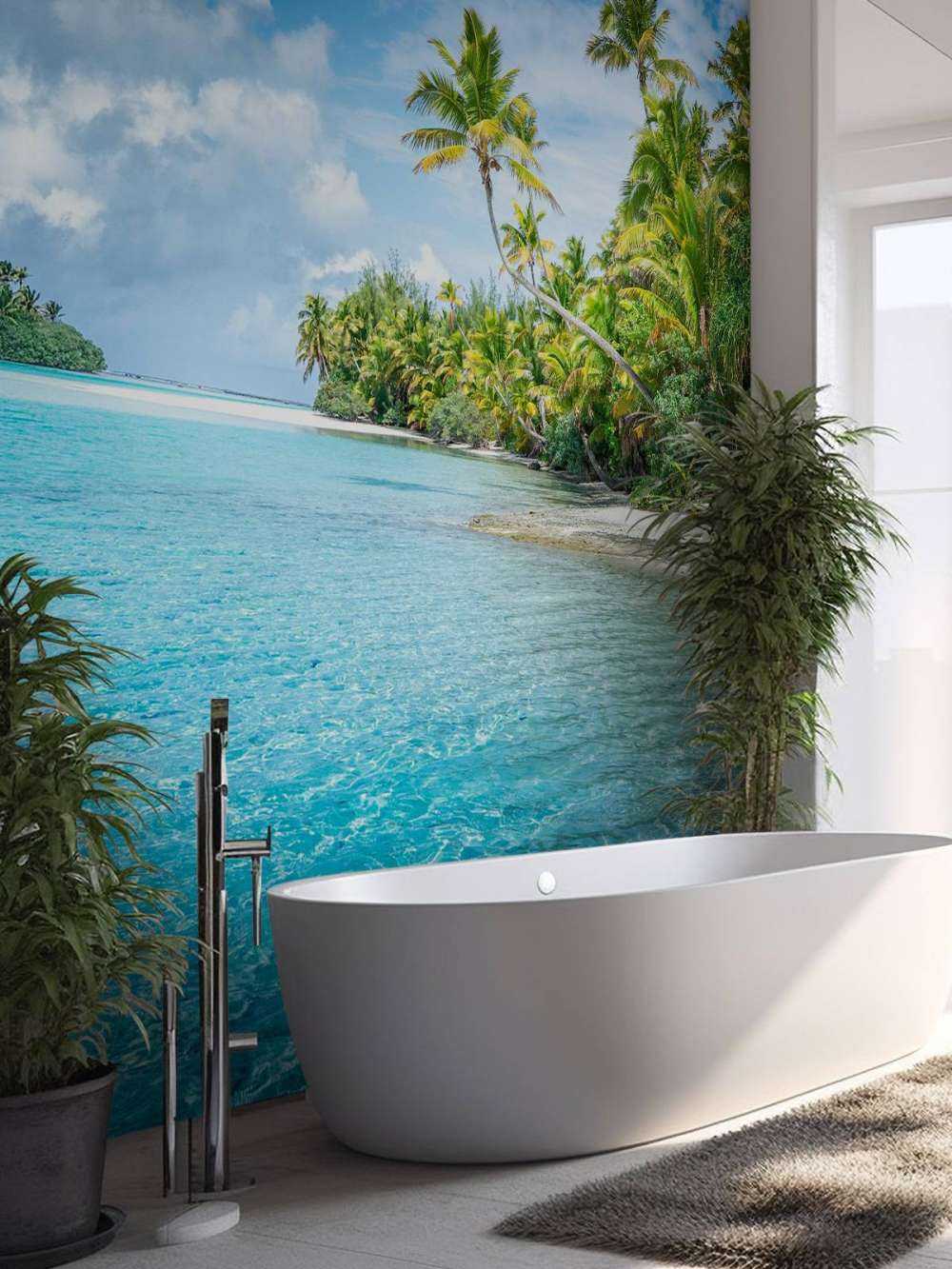 Plage tropicale claire avec des palmiers