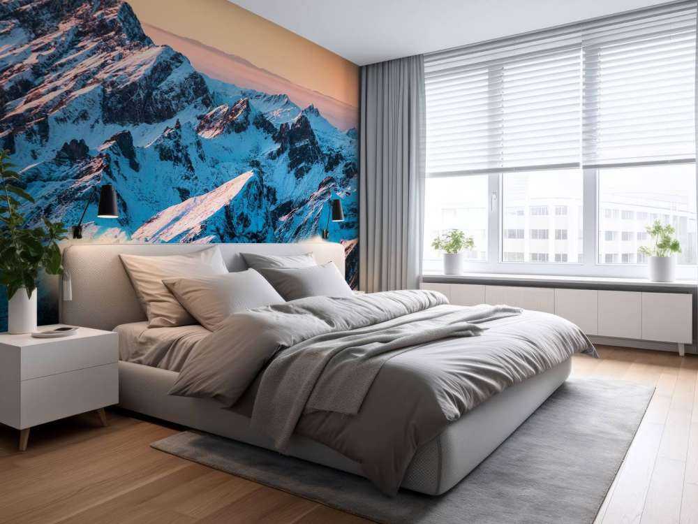 Lever du soleil sur un massif montagneux enneigé.