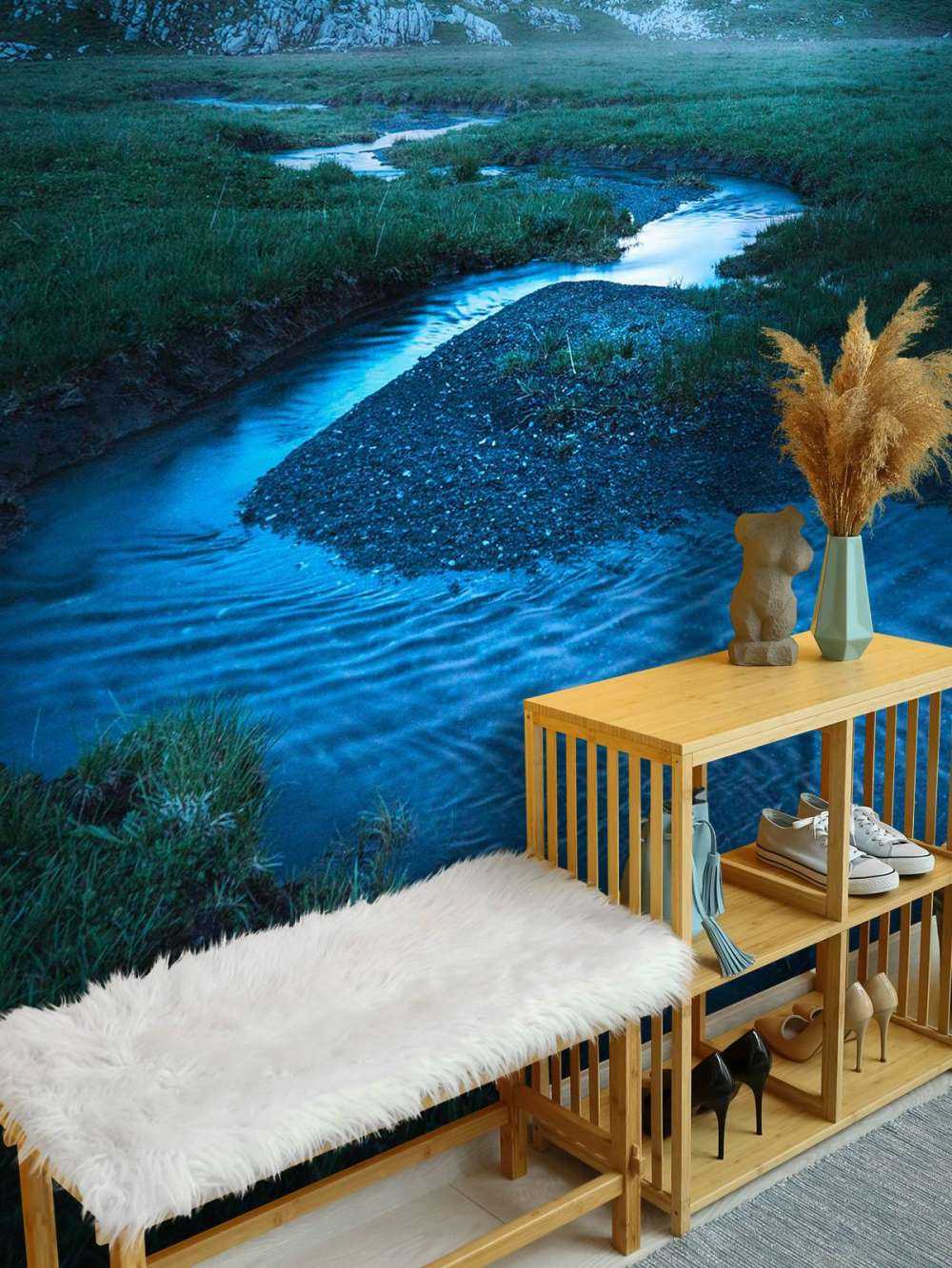 Ruisseau de montagne sous un ciel du soir bleu