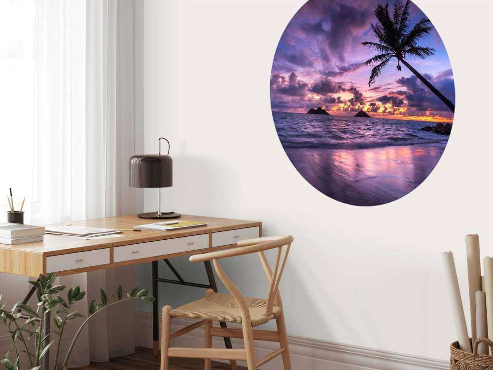 Côte tropicale au coucher du soleil violet