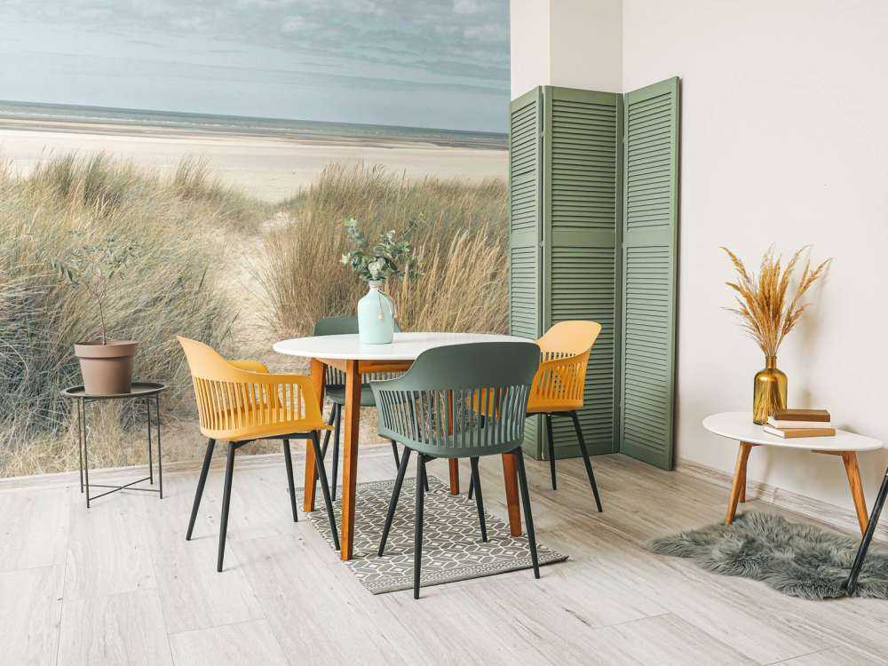 Dunes de sable herbeux sur la côte sous un ciel bleu