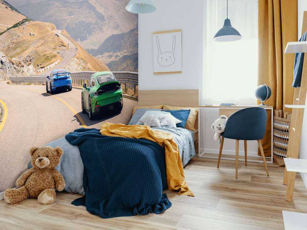 Route sinueuse à travers les montagnes