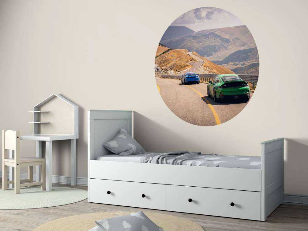 Route sinueuse à travers les montagnes