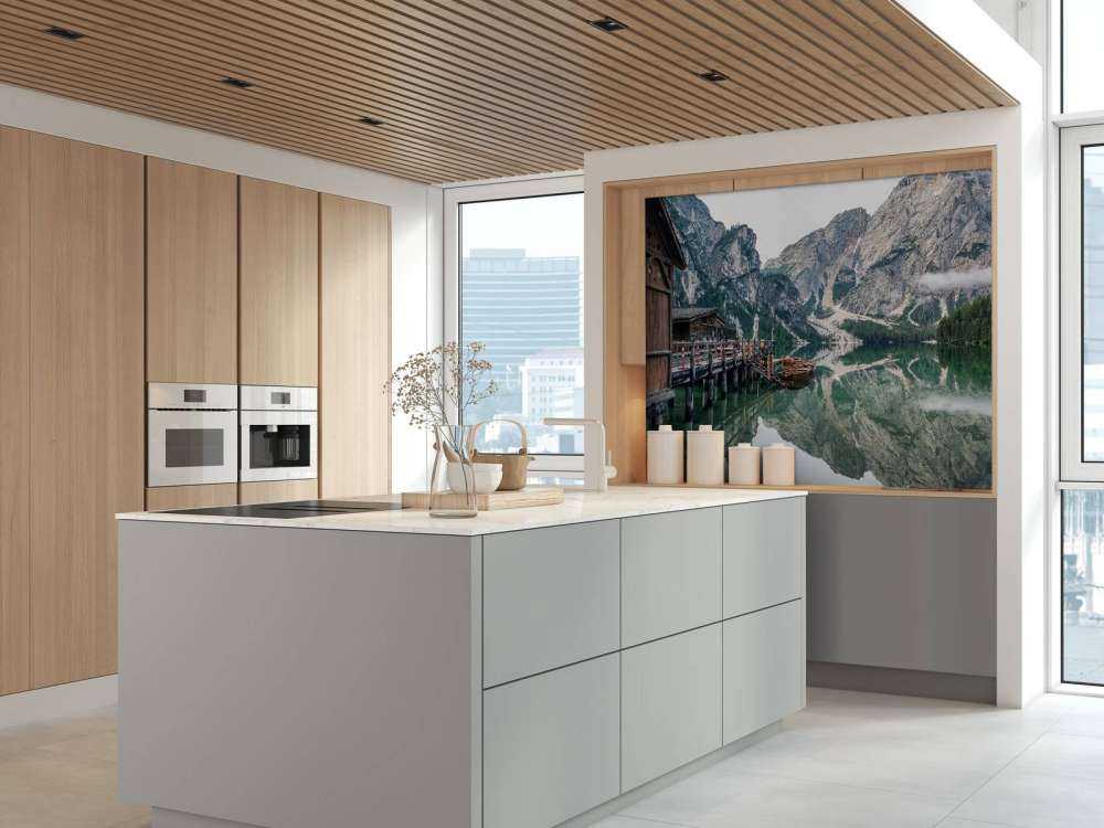 Lac de montagne dans une brume matinale silencieuse.