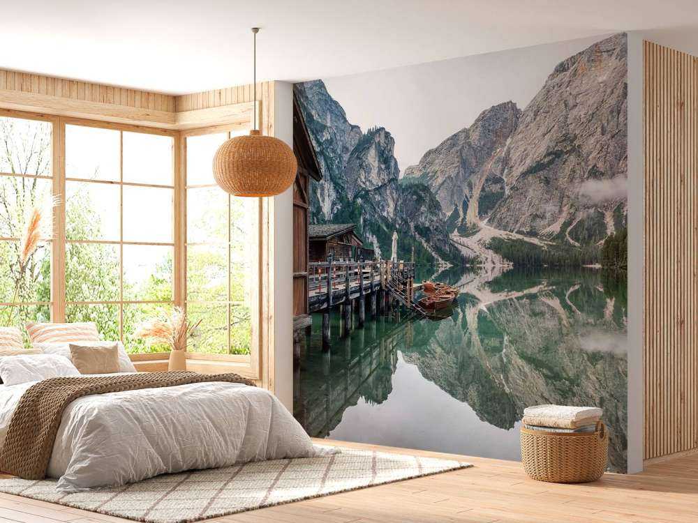 Lac de montagne dans une brume matinale silencieuse.