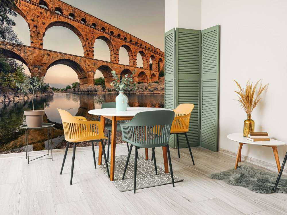 Arches de pierre au-dessus d'une rivière calme