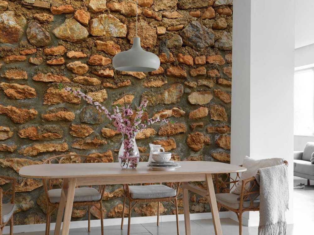 Grand mur avec des pierres brutes de différentes tailles