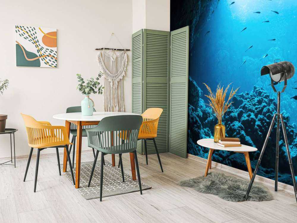 Grotte sous-marine avec des poissons