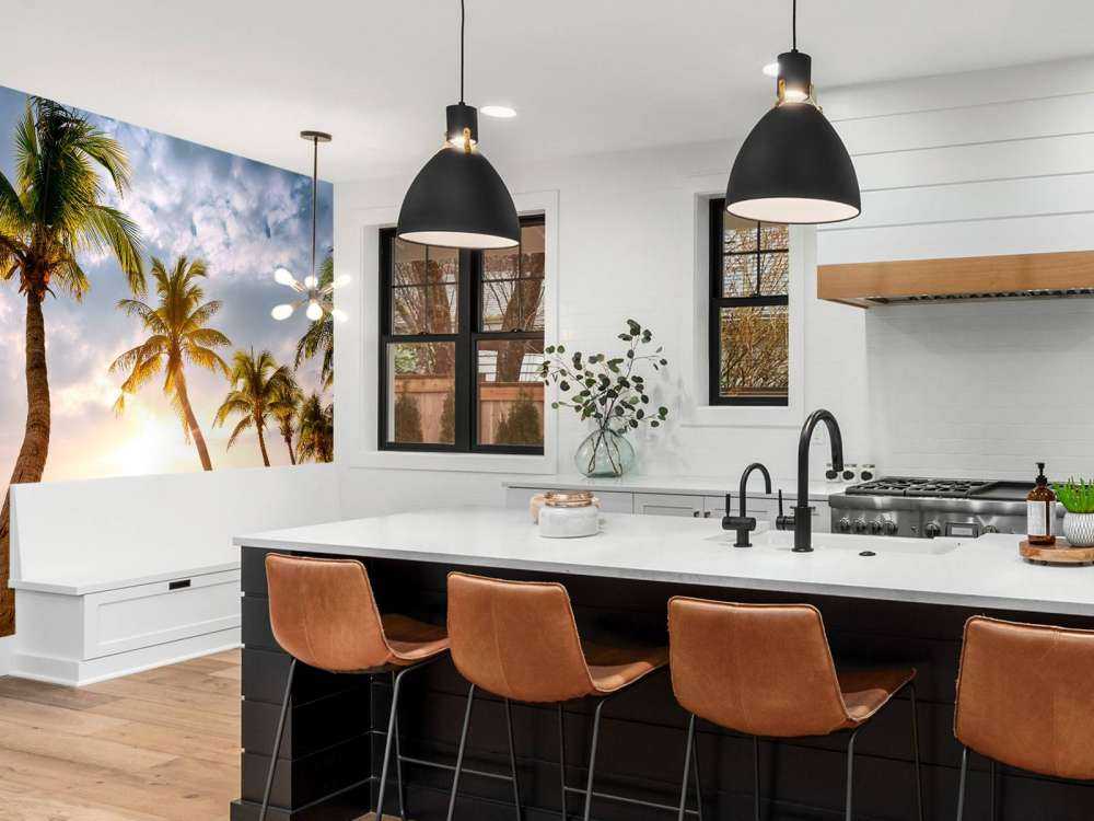 Palmiers à noix de coco contre le coucher du soleil