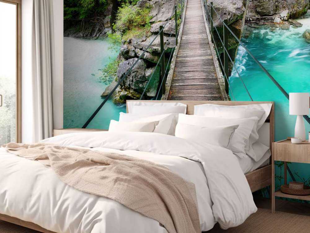 Pont sur une belle rivière bleue
